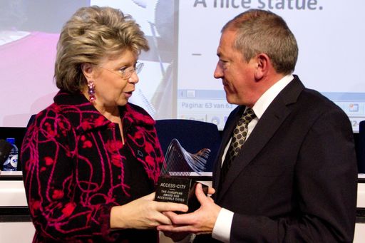 EU-Justizkommissarin Viviane Reding überreicht dem Bürgermeister von Salzburg Heinz Schaden den Access City Award 2012