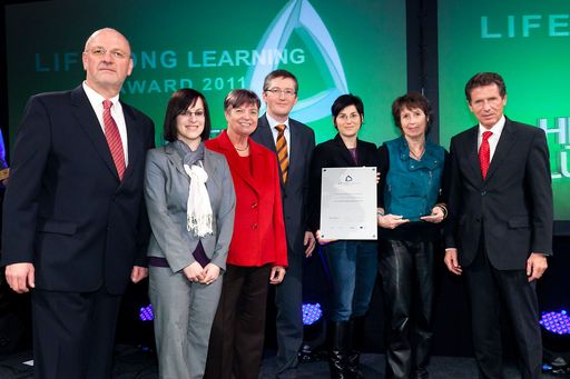http://www.apa-fotoservice.at/galerie/2583 Das Team des IBW wird für das Bildungsprodukt "ECGC - European Career Guidance Certificate" ausgezeichnet. Im Bild v.l.n.r.: Theodor Siegl (Sektionschef BMUKK), Preisträgerinnen und Preisträger, Karlheinz Töchterle (BM für Wissenschaft und Forschung)