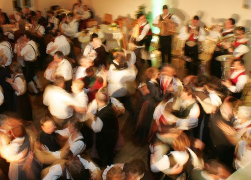 Vorschau Bild von Im Auditorium und der Reitschule des Schloss Grafenegg wird das Tanzbein geschwungen.