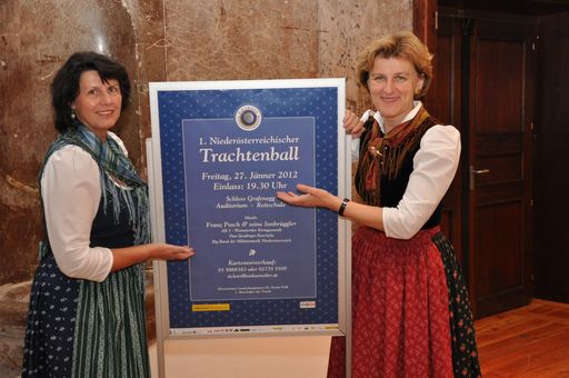Vorschau Bild von Maria Forstner, Obfrau der NÖ Dorf- und Stadterneuerung, und Dorli Draxler, Geschäftsführerin der VOLKSKULTUR NIEDERÖSTERREICH, fiebern voller Freude dem Trachtenball entgegen.