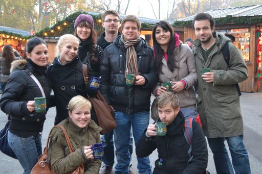 Österreicher mit Migrationshintergrund beim Punsch-Trinken am Christkindlmarkt. Dem vorweihnachtlichen Erlebnis steht nichts im Wege, denn Punsch gibt es für alle - nämlich mit und ohne Alkohol.