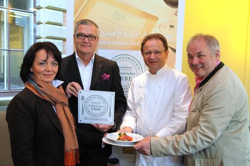 http://www.apa-fotoservice.at/galerie/2600/
Im Bild v.l.n.r.: Elisabeth Grabmer (Waldschänke, Grieskirchen), Dr. Stephan Mikinovic (GF AMA Marketing), Helmut Österreicher (Österreicher im MAK, Wien), Erich Mayrhofer (Bärenwirt, Petzenkirchen)