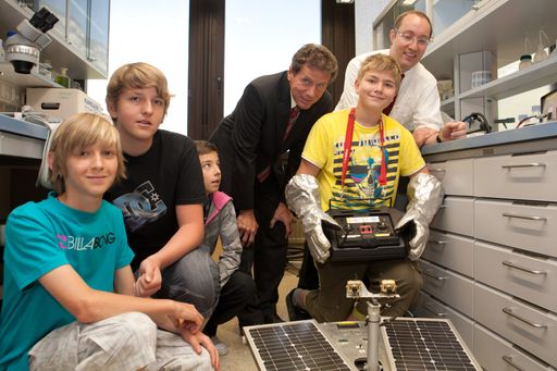 Wissenschafts- und Forschungsminister Karlheinz Töchterle beim Besuch eines Sparkling Science-Projekts
