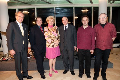 http://www.apa-fotoservice.at/galerie/2605/
Im Bild v.l.n.r.: S.E. Dr. Peter Lizak (Botschafter der Slowakischen Republik), Erwin Steinhauer (Schauspieler), Honorarkonsulin Birgit Sarata, Dr.Günter Geyer (Vorstandsvorsitzender der Wiener Städtischen Wechselseitigen-Vienna Insurance Group), Georg Graf (Musiker), Peter Rosmanith (Musiker)
