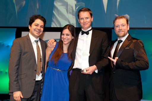 Henry Birch, CEO von William Hill (2.v.r.), bei der Verleihung der Trophäe "Operator of the Year" bei den eGaming Review (EGR) Operator Awards 2011 im Londoner Honourable Artillery Club am 30. November 2011.