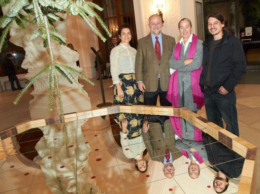 http://www.apa-fotoservice.at/galerie/2604
Im Bild v.l.n.r. Juliane Feldhoffer (Kuratorin), Georg Karasek (KWR), Agnes Husslein-Arco (Direktorin des Belvedere) und Fabian Seiz
(Künstler)
