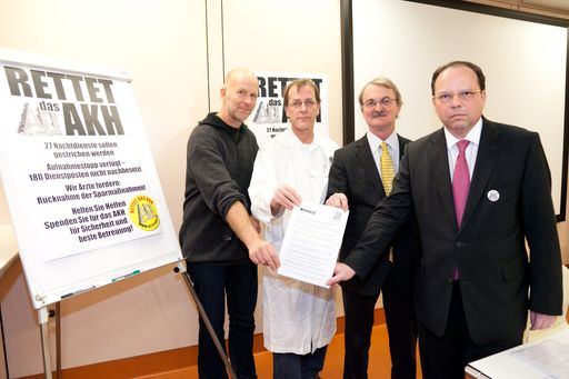  http://www.apa-fotoservice.at/galerie/2606/
Im Bild v.l.n.r.: O.A.Dr. Martin Röggla (Universitätsklinik für Notfallmedizin AKH), Ass.Prof.Dr. Harald Gabriel (Ambulanz für angeborene Herzfehler im Erwachsenenalter), Univ.Prof.Dr. Engelbert Knosp (Universitätsklinik für Neurochirurgie), Univ.Prof.Dr. Thomas Szekeres (Betriebsratsobmann MUW)