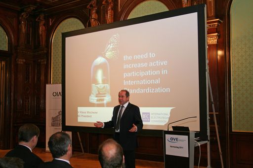 IEC-Präsident Prof. Dr. Dr. e.h. Klaus Wucherer zeigte den globalen Zusammenhang von internationaler Normung und wirtschaftlicher Positionierung auf.