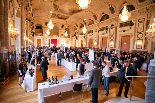 http://www.apa-fotoservice.at/galerie/2608 Die alljährlich brennendste Frage der österreichischen Rotweinszene, wer den Falstaff-Sieg nach Hause tragen kann, wurde am Tag der Vienna Insurance Group (VIG) & Falstaff-Rotweingala, am 6. Dezember, gelüftet.