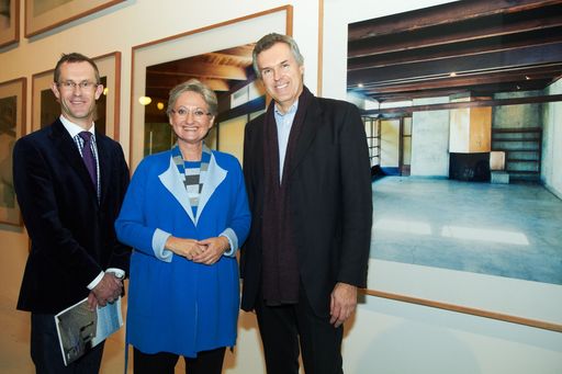 http://www.apa-fotoservice.at/galerie/2563/
Im Bild v.l.n.r. Simon Rees (Kurator), Bundesministerin Dr. Claudia Schmied und Christoph Thun-Hohenstein (Direktor MAK)