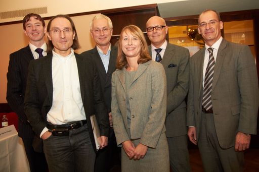http://www.apa-fotoservice.at/galerie/2611
Im Bild v.l.n.r. Mag. Peter McDonald (Geschäftsführender Obmann der SVA), Dr. Winfried Koller (Pinggau, Vorstandsmitglied
Steirische Akademie für Allgemeinmedizin), Univ.-Prof. Dr. Bernhard Schwarz (Institut für Sozialmedizin der Universität Wien,
Zentrum für Public Health), Louise Jane Schmidt, M.Sc. (JOANNEUM RESEARCH; Autorin des Schmerzberichts), Doz. Dr. Christian Lampl
(Österreichische Schmerzgesellschaft) und Mag. Hanns Kratzer (Moderation, PERI Consulting)