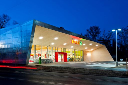 Vorschau Bild von Am 07.12.2011 eröffnete Spar in der Grazer Floßlendstraße 11 den SPAR-Klimaschutz-Supermarkt, der erstmals energieautark ist. Der Grazer Markt ist der erste Supermarkt in Österreich, der nur so viel Energie verbraucht, wie er selbst erzeugt.