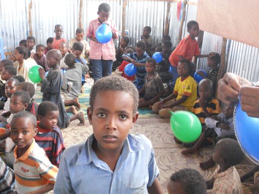  Im Flüchtlingscamp Badbado hat SOS-Kinderdorf neben der SOS-Feldklinikein auch einj "child friendly space" eingerichtet, wo Kinder altersgerecht betreut werden und wieder miteinander spielen können. In der provisorischen SOS-Klinik in Mogadischu gab es in nur sechs Tagen über 2.000 Neuaufnahmen von Kindern und 700 schwangeren Frauen.