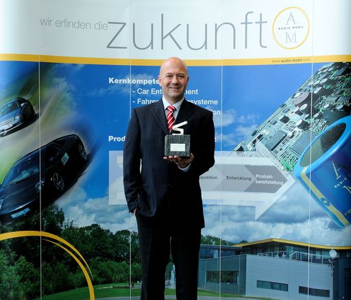 Thomas Stottan Geschäftsführer von AUDIO MOBIL präsentiert stolz den Querdenker Award