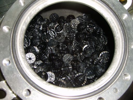 Vorschau Bild von Tanköffnung mit Blick in Tank der mit SAFEBALLS gefüllt ist.