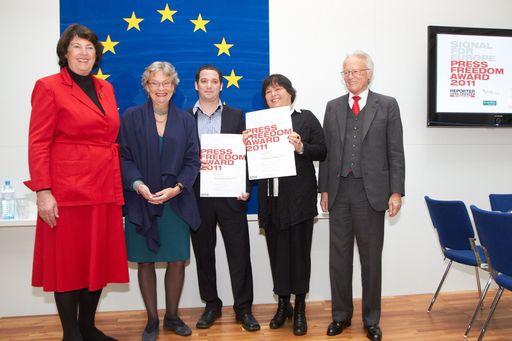 http://www.apa-fotoservice.at/galerie/2612/
Im Bild v.l.n.r. Eva Nowotny (Präsidentin der Österreichischen UNESCO-Kommission), Rubina Möhring (Präsidentin Reporter
ohne Grenzen Österreich), Pál Dániel Rényi (Preisträger), Mária Vásárhelyi (Preisträgerin) und Albert Rohan (Sprecher der Jury)