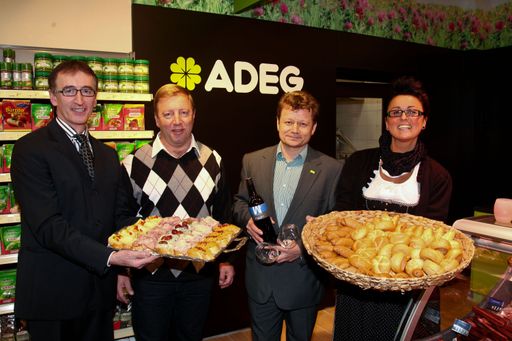http://www.apa-fotoservice.at/galerie/2610/
Im Bild v.l.n.r.: ADEG Kaufmann Gerhard Pleschberger, Bürgermeister Franz Doppler, ADEG Vorstand Andreas Poschner und ADEG Marktleiterin Margit Dengg