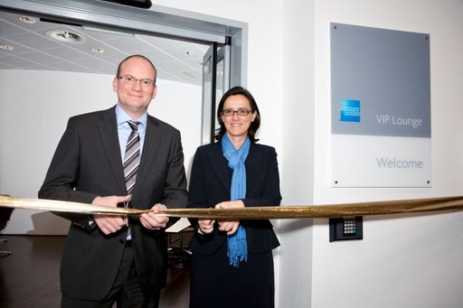  Anita Pruckner (Director Consumer Cards American Express) und Julian Jäger (Vorstand Flughafen Wien) bei der Eröffnung der American Express Lounge am Wiener Flughafen