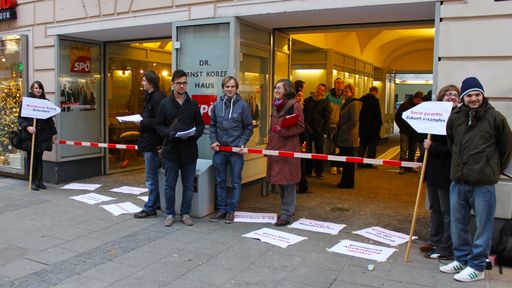 Bei einer Aktion vor der Landesparteizentrale der SPÖ Oberösterreich boten die Jugendorganisationen SJ, AKS, VSStÖ, IKS anlässlich einer stattfindenden Sitzung des Landesparteivorstandes der SPÖ OÖ, bei der Bundeskanzler Werner Faymann und SPÖ-Bundesgeschäftsführer Günther Kräuter anwesend waren, einen turbulenten Empfang, um auf die jüngsten politischen Verfehlungen der Bundes-SPÖ hinzuweisen und überreichten ihnen ein Manifest für eine fortschrittliche (Jugend-)Politik.