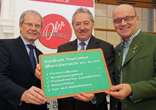v.l.: OÖ.Tourismus-Vorstand Mag. Karl Pramendorfer, Wirtschafts- und Tourismuslandesrat Viktor Sigl und Spartenobmann Robert Seeber (WKOÖ): "Gemeinsam schon viel erreicht - Kursbuch Tourismus Oberösterreich 2011 bis 2016 ist erfolgreich gestartet".