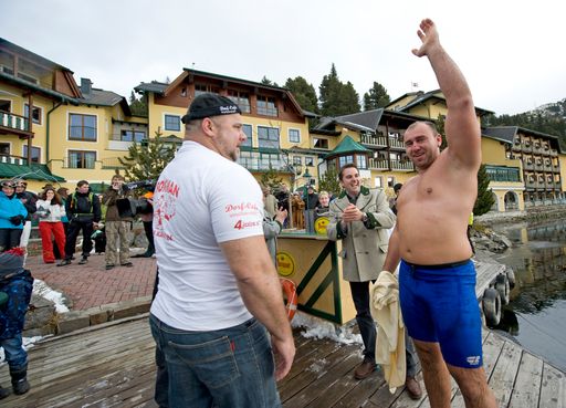 Vorschau Bild von v.l. Hubert Dörer (Powerlifting WM 2010) mit Hannes Possegger aus seinem Strongmen-Team (Bronze-Medaillengewinner bei der Kraft-3-Kampf WM 2010); im Hintergrund Christoph Brandstätter (Hotelier und Wettpate Seehotel Jägerwirt)