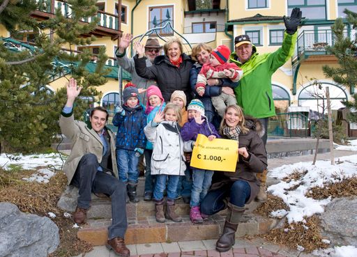 Vorschau Bild von Kinder vom Kindergarten Patergassen freuen sich über 1.000 Euro für neue Spielsachen v.l. Christoph Brandstätter (Seehotel Jägerwirt) mit Kindern und Mag. Christina Meschnig (Marketing Seehotel Jägerwirt) oben Helmut Mertens (Wettpate), Gerda Brandstätter (Senior Chefin Seehotel Jägerwirt), Karin Gruber (Kindergartenleiterin Patergassen), Sigi Brandstätter (Seniorchef Seehotel Jägerwirt)
