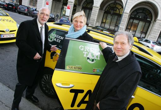 http://www.apa-fotoservice.at/galerie/2618/
Im Bild v.l.n.r.: KG Martin Hartmann (Geschäftsführer Taxifunk 40100/60160), Sandra Frauenberger (Stadträtin für KonsumentInnenschutz) und Ing. Wolfgang Altmann (Geschäftsführer Wien Energie Vertrieb GmbH & Co).