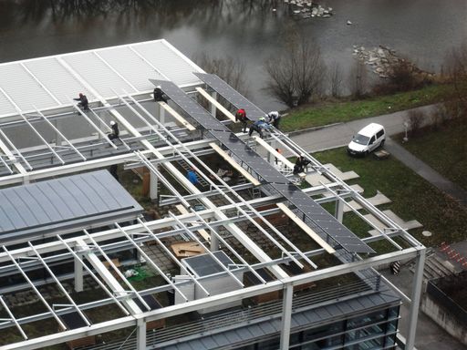 Vorschau Bild von . Am Dach des Gebäudes der Landhausküche im Regierungsviertel wurde ein einzigartiges Sonnenstrom-Kraftwerk installiert, welches  planmäßig Anfang Dezember ans Netz geschalten wurde.