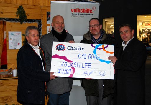 Im Bild v.l.n.r.: Erwin Berger und Erich Fenninger (Volkshilfe Österreich) bei der Scheckübergabe mit Markus Wagenhofer und Josef Nagl (C&A)
