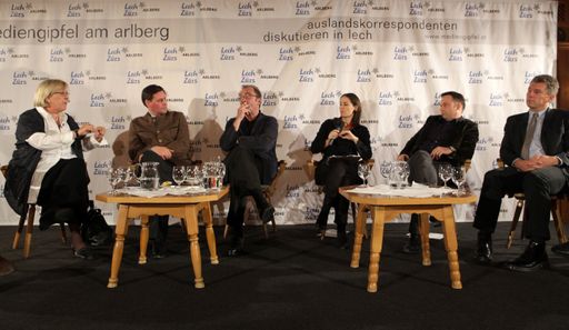 http://www.apa-fotoservice.at/galerie/2598/ Hochkarätig besetzte Diskussionen beim 5. Mediengipfel am Arlberg (v.l.): die Grüne Europa Parlamentarierin Eva Lichtenberger, der Executive Director des Aspen Institute Deutschland, Charles King Mallory IV, Autor Robert Menasse, "Der Standard"-Chefredakteurin Alexandra Föderl-Schmid, NZZ-Chefredakteur Markus Spillmann und der Reuters-Korrespondent in Berlin, Erik Kirschbaum.