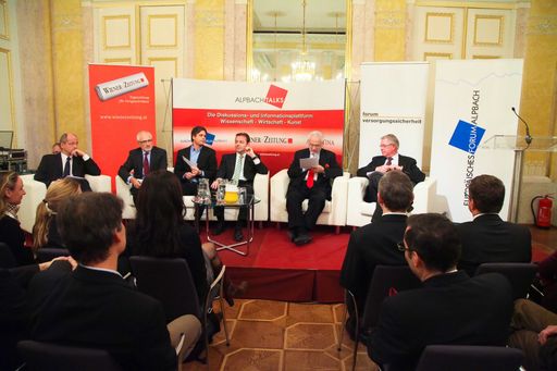 Vor den Experten des Europäischen Forum Alpbach diskutierten unter der Moderation von Erhard Busek, Wolfram Wellßow (Inhaber des Lehrstuhls für Energiesysteme und -management an der Technischen Universität Kaiserslautern), Reinhard Brehmer (Spartensprecher Netze von Oesterreichs Energie), Alexander Karner (Geschäftsführer Erneuerbare Energie Österreich), Bundesminister Nikolaus Berlakovich und Christof Zernatto (Sprecher des Forum Versorgungssicherheit).