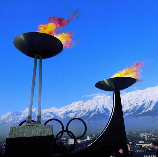 Olympisches Feuer und Innsbruck - ein fast schon gewohnter Anblick. Bald wird es anlässlich der 1. Olympischen Jugendwinterspiele zum dritten Mal vor der Kulisse der imposanten Nordkette brennen.