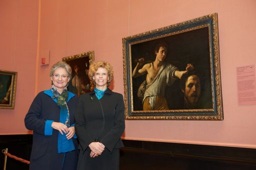 Kulturministerin Claudia Schmied und KHM Generaldirektorin Sabine Haag vor dem Gemälde Caravaggios "David mit dem Haupt des Goliath" in der Gemäldegalerie des KHM.