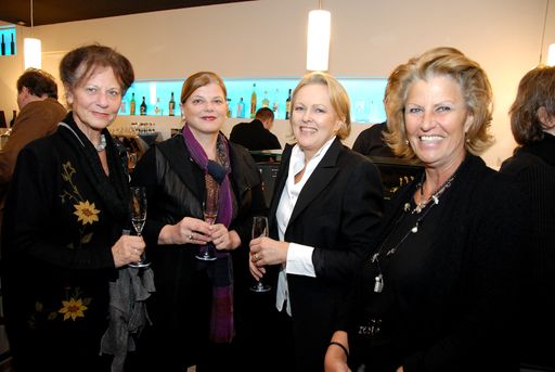 Vorschau Bild von von li.n.re: zwei Gäste, Mag.Hannelore Veith (ORF), Karin Kastner