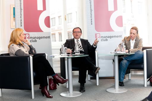 http://www.apa-fotoservice.at/galerie/2630
Im Bild v.l.n.r.: Karin Strobl (Chefredakteurin der Regionalmedien Austria), Karlheinz Kopf (ÖVP Klubobmann), Karin Leitner (Kurier-Redakteurin)