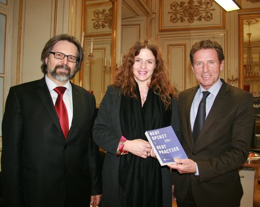 Wissenschafts- und Forschungsminister Dr. Karlheinz Töchterle mit Rektor Dr. Gerald Bast und Mitinitiatorin Dr. Ruth Mateus-Berr von der Universität für angewandte Kunst Wien