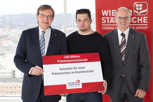 Wiener Städtische Generaldirektor Mag. Robert Lasshofer mit dem 240.000sten Prämienpensionskunden Markus Winkler und Vertriebsvorstand Dr. Ralph Müller