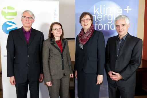 www.apa-fotoservice.at/galerie/2635/
ANTI.Energiearmut: Energie gerecht verteilen - im Bild v.l.n.r.:
Ao Univ.Prof.Dr. Karl-Michael Brunner (Wu Wien), Dipl. Ing. Theresia Vogel (Klima- und Energiefonds), Dipl.Ing. Michael Paula (Bmvit), Mag. Barbara Reiterer (Caritas).