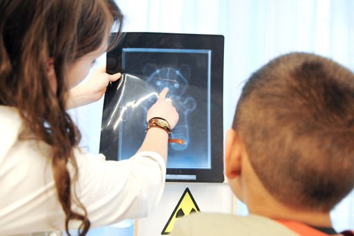 Vorschau Bild von Auf spierlerische Art wird den Kindern die Bedeutung von Röntgenaufnahmen erklärt.