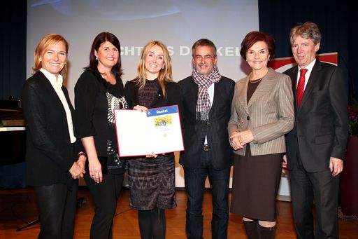 Lydia Kaltenbrunner, Geschäftsbereichsleiterin Personal bei Lidl Austria, nahm beim Empfang von Landeshauptfrau Gabi Burgstaller die Dankesurkunde von "Licht ins Dunkel" entgegen.