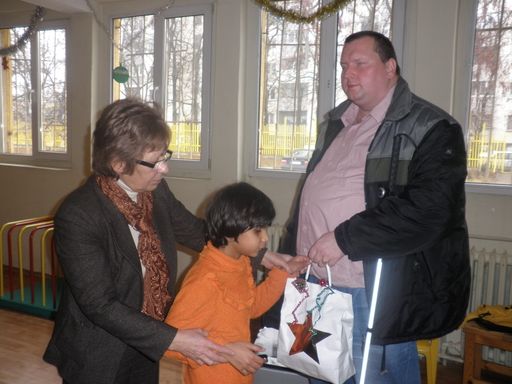 freiraum-europa Präsident Dietmar Janoschek überreichte den blinden Waisenkindern der Schule "Louis Braille" in Sofia Geschenksäckchen, sowie ein Bildschirmlesegerät, eine Braillezeile und ein Geldkuvert an die Direktorin, Fr. Donka Dimitrova (links im Bild).