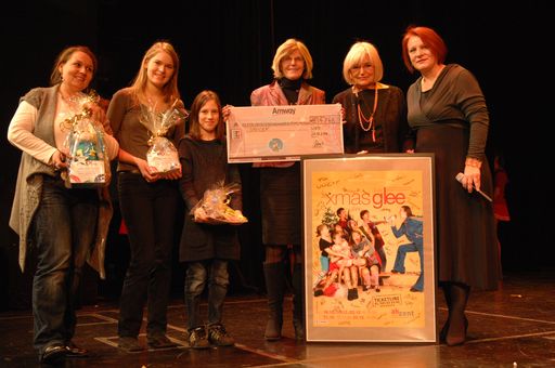  Amway-Unternehmenssprecherin Gudrun-Johanna Korec-Neszmerak mit UNICEF-Geschäftsführerin Dr. Gudrun Berger und den Gewinnerinnen der Tombola
