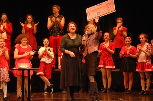 Vorschau Bild von Amway-Unternehmenssprecherin Gudrun-Johanna Korec-Neszmerak überreicht UNICEF-Geschäftsführerin Dr. Gudrun Berger den Spendenscheck über EUR 4.748