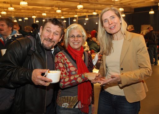 www.apa-fotoservice.at/galerie/2639/
Im Bild v.l.n.r.: 
ein erfreuter Gast, Claudia Dobias (Bezirksvorsteherin-Stellvertreterin Rudolfsheim-Fünfhaus) und Tanja Dietrich-Hübner (Leiterin der Nachhaltigkeitsabteilung REWE International AG).