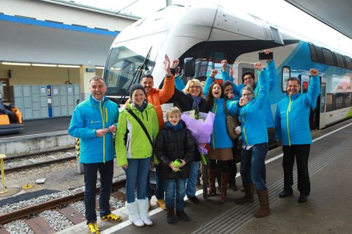 Das WESTbahn-Team gratuliert Frau Maria Pfneiszl und ihre Familie zum Gewinn von 5000 Gratis-Zugkilometern