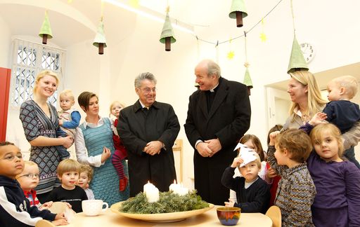 Bundespräsident Dr. Heinz Fischer mit Kardinal Dr. Christoph Schönborn zu Besuch in der Kindergruppe des Palaiskindergartens St. Stephan.