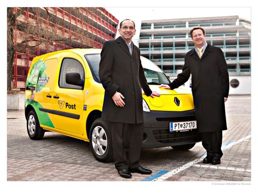  Guillaume de Vulpian, Generaldirektor von Renault Österreich, übergibt 10 Renault Kangoo Z.E. an den Postvorstand, Dipl.-Ing. Walter Hitziger.