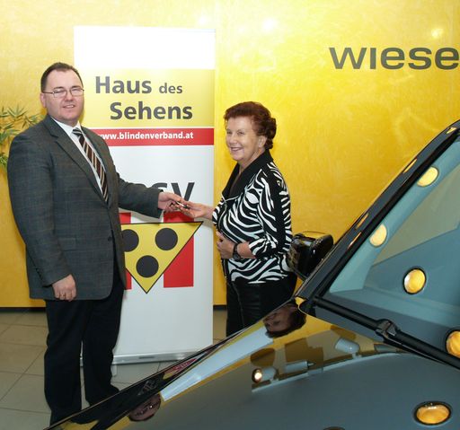 Der Präsident des Österreichischen Blinden- und Sehbehindertenverbandes, Mag. Gerhard Höllerer, überreicht der glücklichen Gewinnerin Dr. Sigrid Pangerl aus Wien-Hietzing die Schlüssel für den Mercedes-Benz Geländewagen GLK 200 CDI.