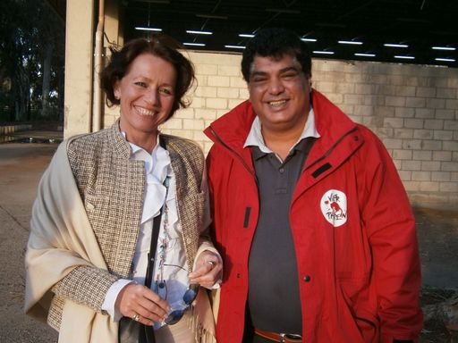 Die österreichische Botschafterin in Libyen, Dorothea Auer, mit VIER PFOTEN-Projektleiter Dr. Amir Khalil beim Besuch des Zoos in Tripolis