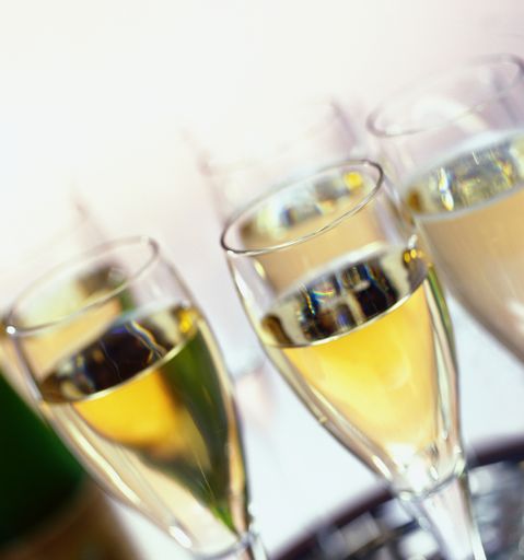 Vorschau Bild von Das Klirren der Sektgläser klingt ja noch angenehm...